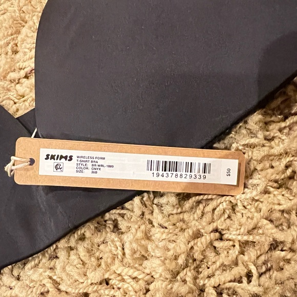 Skims Wireless Form T-Shirt Bra Black - Picture 7 of 12